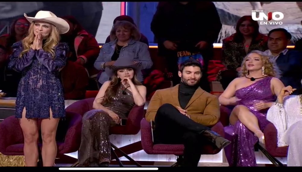 Buccifresa's tweet image. Las caras de los Exgranjeros cuando les toco recibir a Eleazar, quien se ve mas ardidillo? 
Empiezo yo: Caro y Patron ni siquiera pueden voltar a verlo 🫠 #LaGranjaVIPMX #LaGranjaVIP #LaGranjaVip