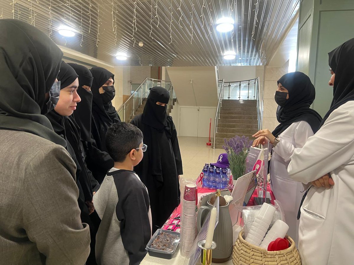 نظّم مستشفى #صفوى العام، أحد مكونات #تجمّع_الشرقية_الصحي، وبمشاركة المراكز الصحية التابعة له، مبادرة #10KSA للتوعية بأهمية الفحص المبكر لسرطان القولون والمستقيم و #سرطان_الثدي ، تعزيزًا لثقافة الوقاية والكشف المبكر.