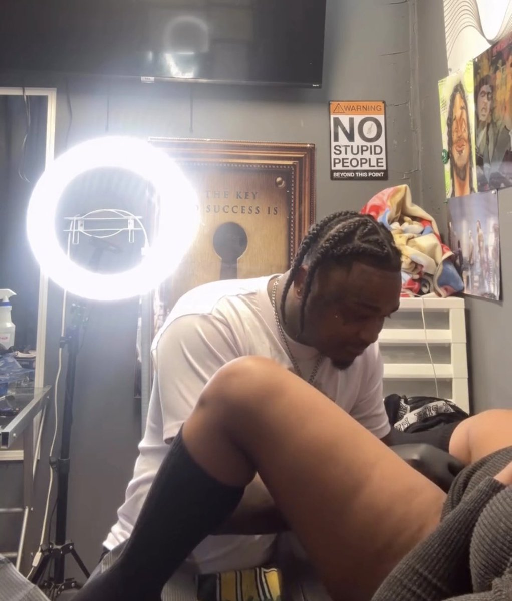 deeraah_'s tweet image. The girl was so comfortable while she gets her tattoo done by him 

A thread 🧵