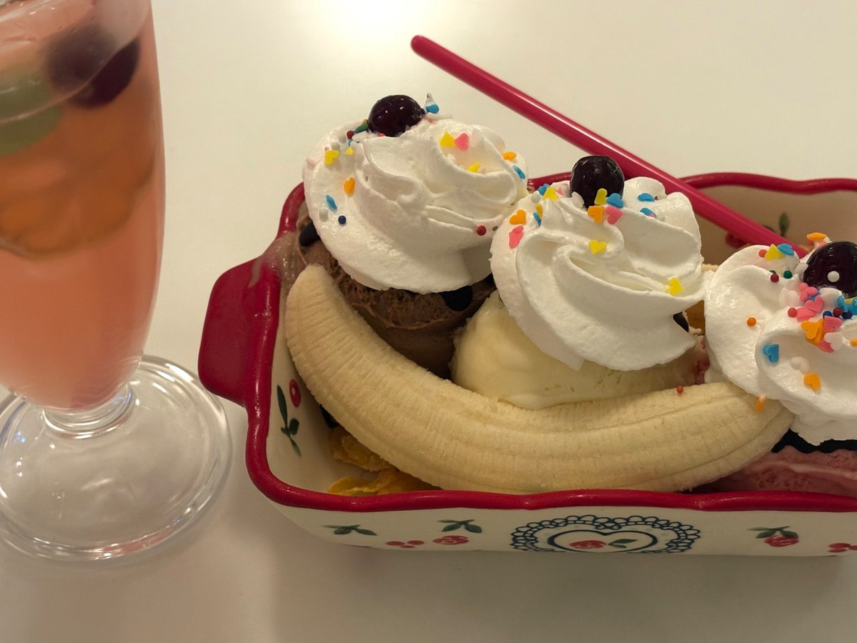 📍압구정 비테도산 

최근에 간 카페 중에 제일 코엽고 예뻤음ᐡ｡› ·̫ ‹｡ᐡ 
디저트랑 음료수도 달코미하고 사장님 센스가 체고