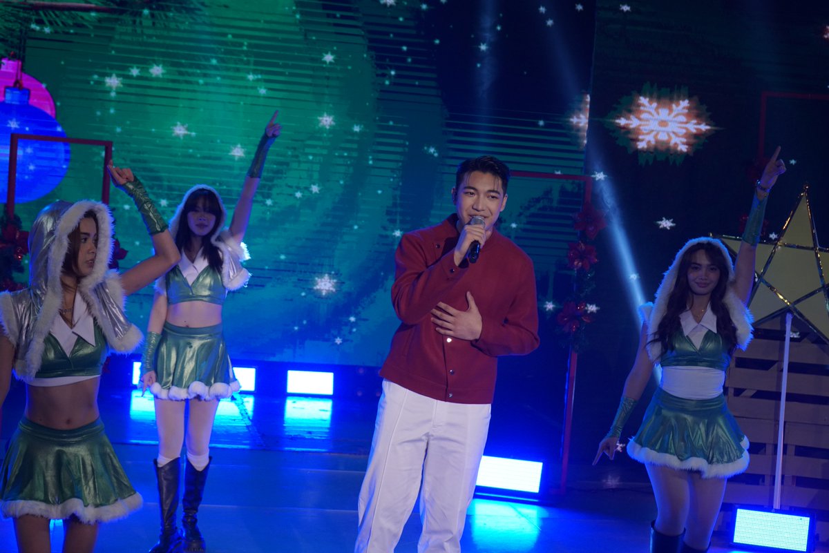 itsShowtimeNa's tweet photo. Darren's 2025 remake of the classic ABS-CBN Christmas Station ID, "Thank You, Ang Babait Ninyo." ♥️

#CallMeShowtime #LaroLaroPick
WATCH #ItsShowtime LIVE:
https://t.co/Gs3IAXTxDD https://t.co/GDybClpg9s