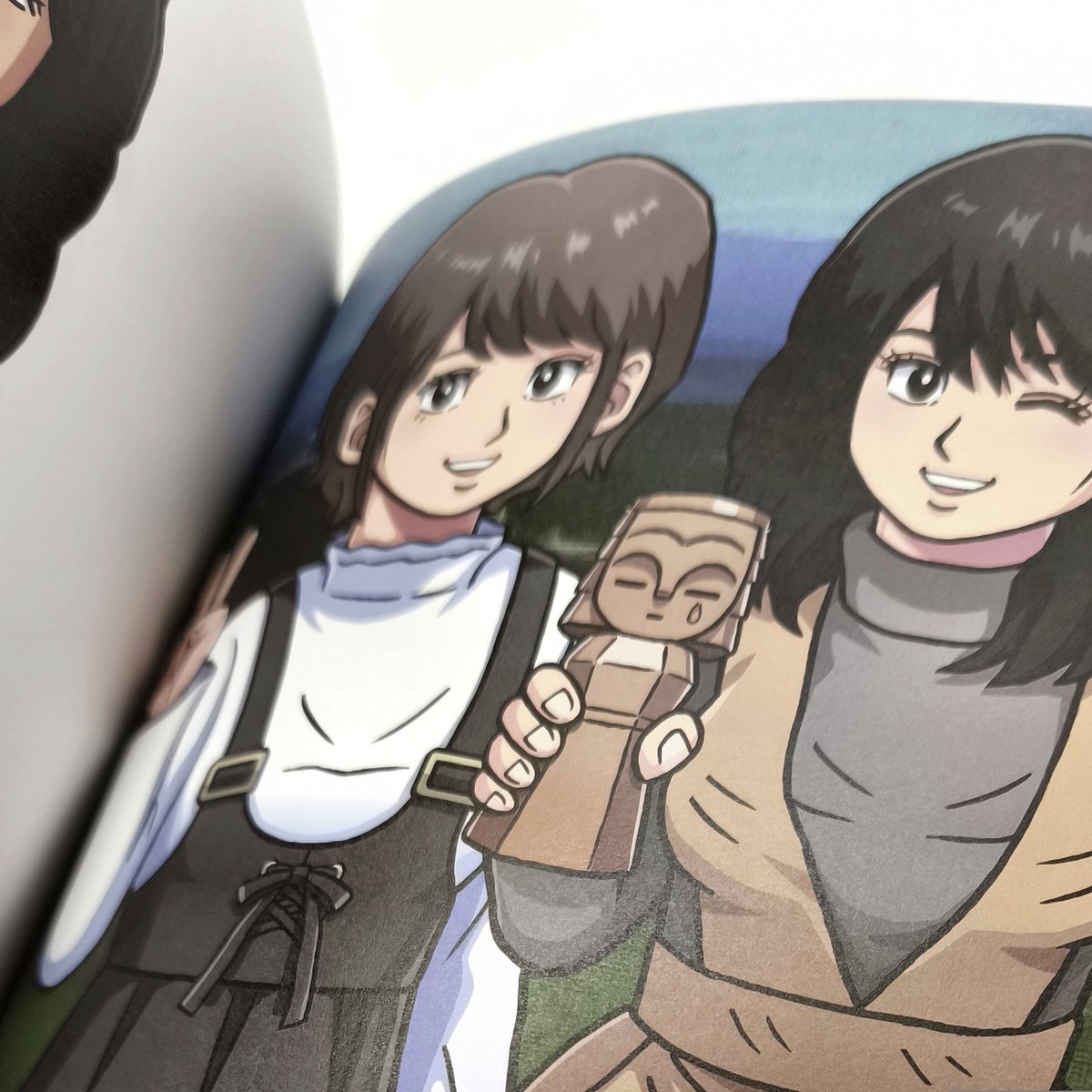 【📢お知らせ！】

明日12/23(火) 発売！
「荒井清和40thオールキャラクターズ」をご恵贈いただきました📚ありがとうございます…！

リメイク版「オホーツクに消ゆ」のイラストも多数収録されております！
ぜひお買い求めいただきご覧ください🌊✨

▼ご購入はこちらより！
shinkigensha.co.jp/book/978-4-775…