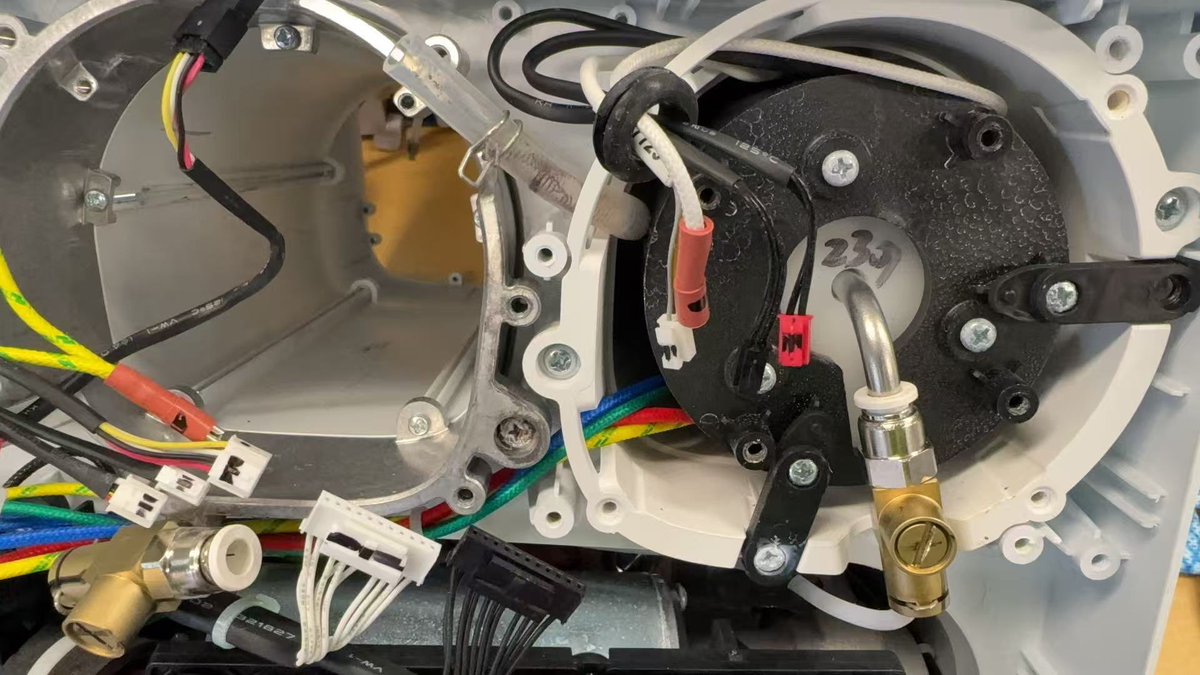 CAREBOX_GLOBAL's tweet image. Coffee Machine Repair ☕️  
Fix: Replaced extraction boiler, updated firmware  
Result: Leak stopped, machine cleaned &amp;amp; upgraded  
咖啡机维修 ☕️  
修复：更换萃取锅炉，升级系统  
结果：漏水解决，清洁升级完成  
#CoffeeMachineRepair #LeakFix #carebox  #咖啡机维修 #漏水修复