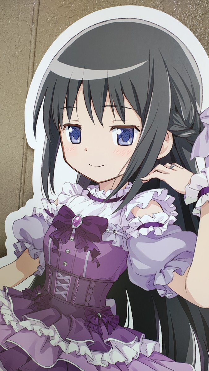 MitsumineStyle's tweet photo. 本題のほむらちゃんの御姿です
今日初めてカメラ機能使ったので操作慣れてなくてごめんなさい

開封してる時から存在感が凄く、
振り向く度に
『暁美ほむらがここにいる』
って感動でこれから何があっても頑張って生きていけそうです。
まどドラ運営様、素敵な贈り物ありがとうございました
#まどドラ https://t.co/9mo126paCp