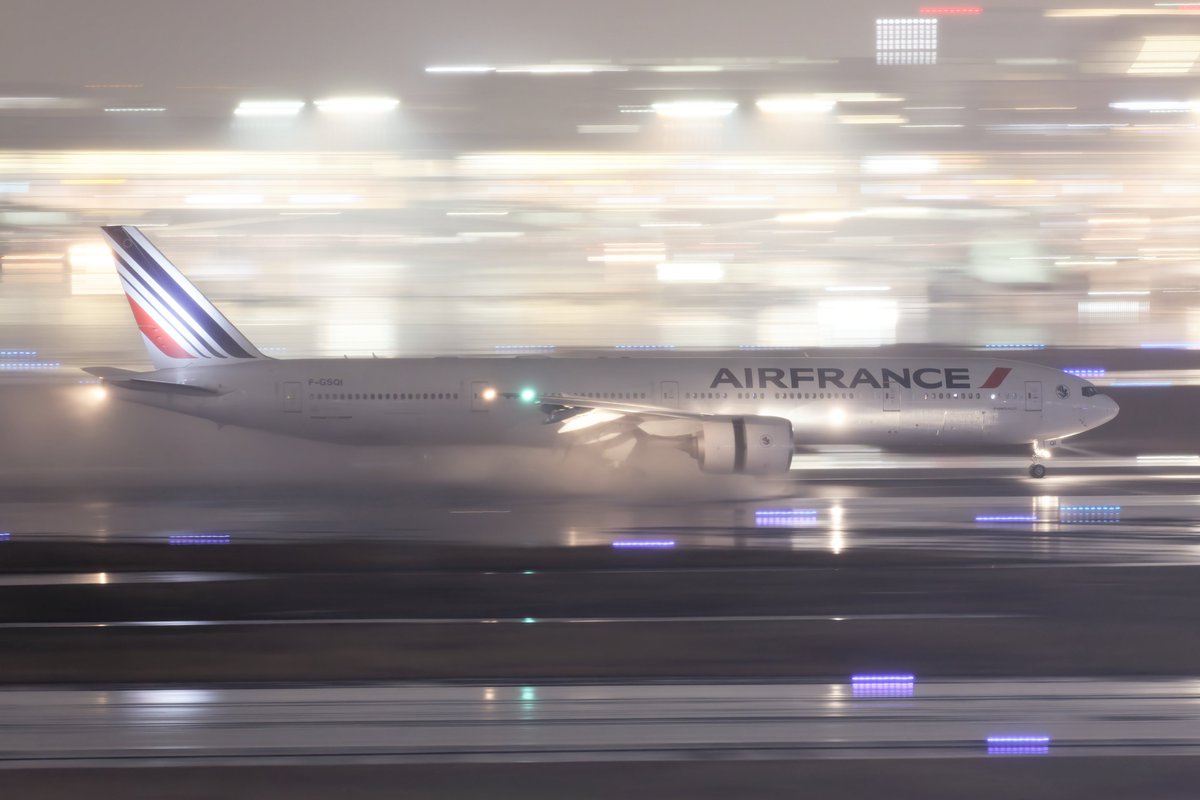 PK852_853's tweet image. RJTT RWY34L 20/Dec/2025
Air France AFR278 from Paris (CDG)
F-GSQI Boeing 777-381(ER)

この時期に大雨なのは珍しいですね
足元が水しぶきで全然見えませんでした
第一デッキに行ったのも5年ぶりぐらいでした