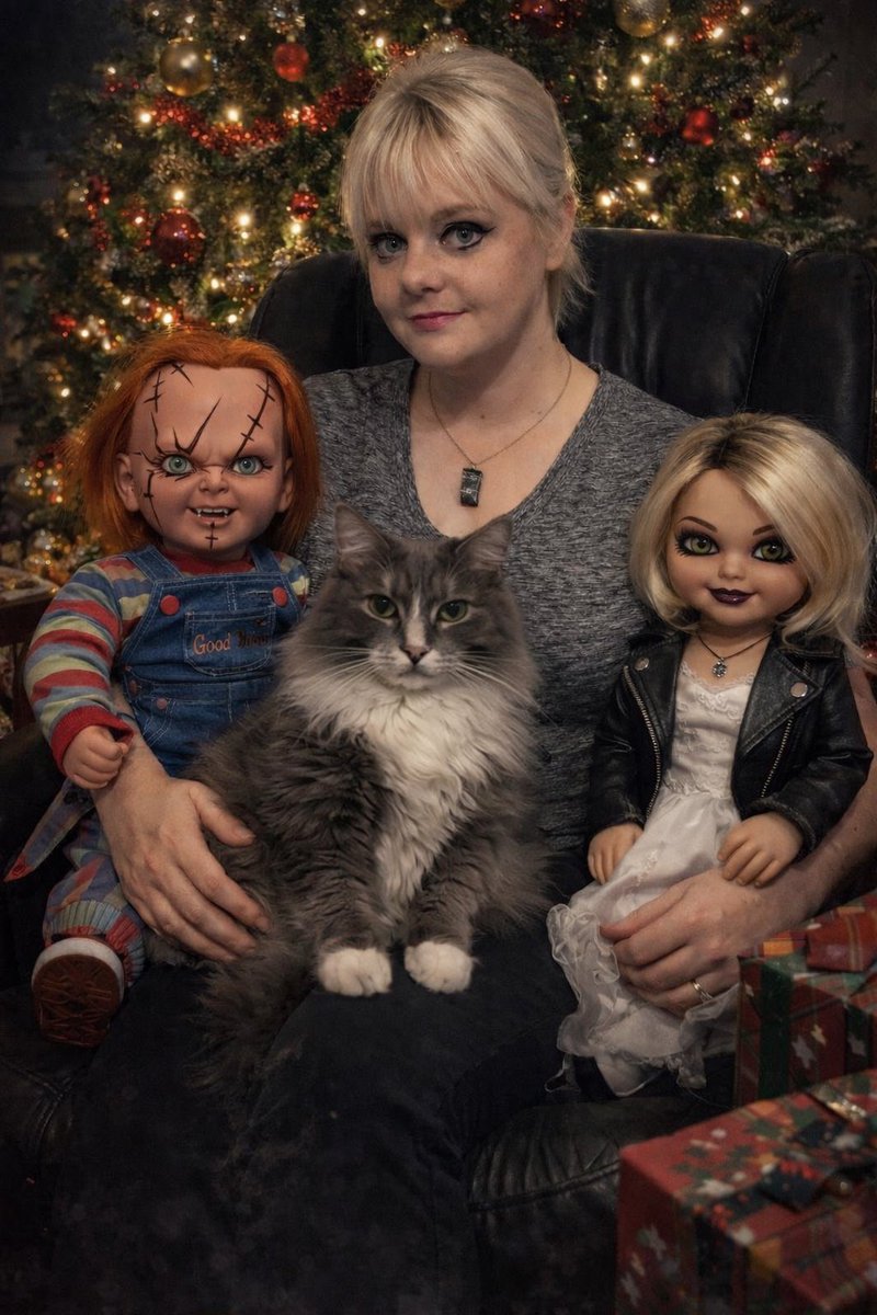 Magick112's tweet photo. Merry Christmas from Me and Thunder (my puss) with our family - @ChuckyIsReal and Tiffany! 🔪🎅🏻🎄#chucky https://t.co/P54ugirq3B