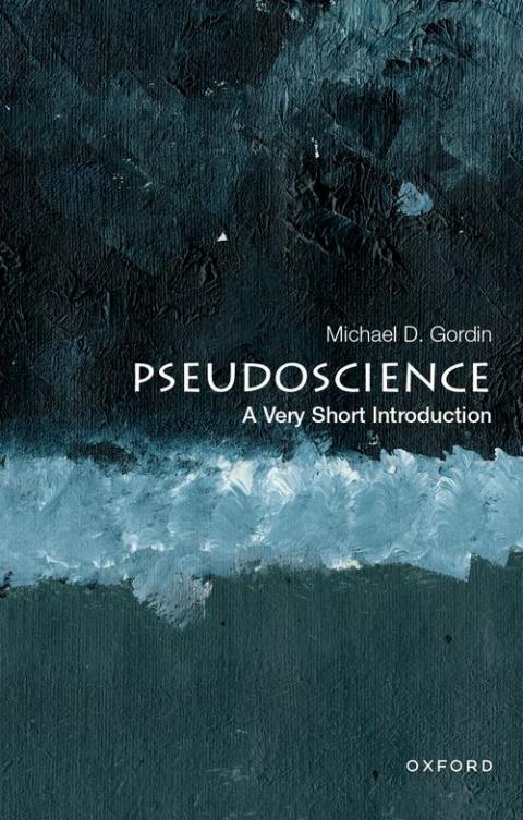 JPT_English's tweet image. ＼実は #和訳 本あります💡／

『Pseudoscience』
↕️
『疑似科学から科学をみる』

原書(#洋書)版
Very Short Introductions" は
オックスフォード大学出版局の世界的人気の入門書シリーズ🎓

科学史の専門家が、#占星術 や創造論をヒントに「#科学 と非科学の境界」を鋭く分析します🔍 
#翻訳 #チ。