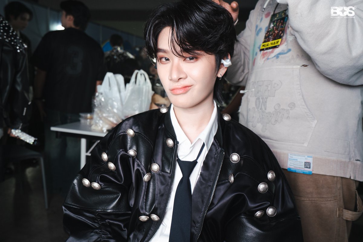 Backstage Vibes ✨ (6/15)

⭐️ #PHUTATCHAI #THAIchayanon

#HappyBUSDAY2025
#BUSbecauseofyouishine