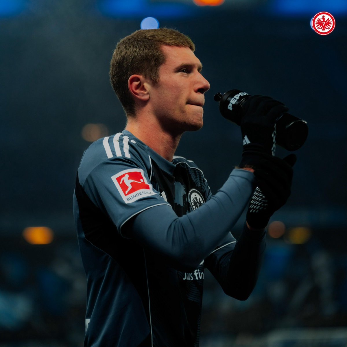 Eintracht's tweet image. ℹ️ Elias Baum hat im Spiel gegen den HSV am Samstagnachmittag eine Innenbandverletzung im Knie erlitten, die konservativ behandelt wird. Der 20-Jährige wird bis auf Weiteres ausfallen.

Gute Besserung, Baumi! ❤️‍🩹

#SGE | #HSVSGE