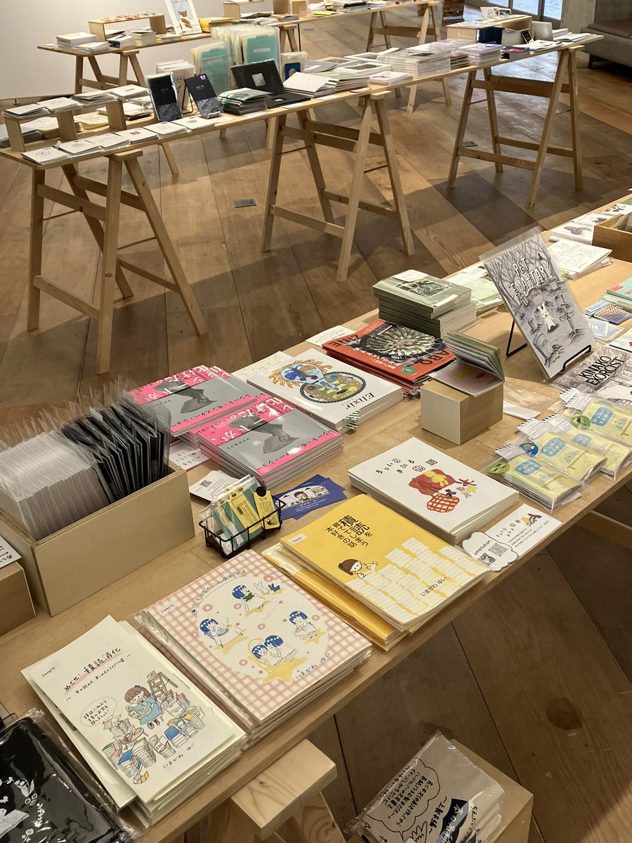 torapanda_TK's tweet photo. 京都のブックイベント「三条富小路書店」に行ってきました。7年ほど前に一度訪れており、とても素敵な空間だったので是非また来よう！と心に決めて数年越しの悲願達成。会場は変わったけど面白さが詰まった秘密基地のようなワクワク感は変わらず。愉快なグッズやZINEを色々買えて満足。今月27日まで。 https://t.co/S96V3xpN4O