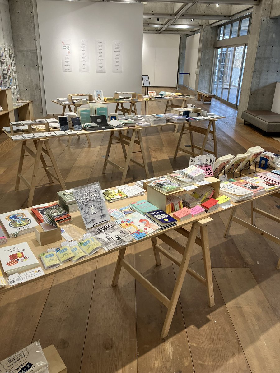 torapanda_TK's tweet photo. 京都のブックイベント「三条富小路書店」に行ってきました。7年ほど前に一度訪れており、とても素敵な空間だったので是非また来よう！と心に決めて数年越しの悲願達成。会場は変わったけど面白さが詰まった秘密基地のようなワクワク感は変わらず。愉快なグッズやZINEを色々買えて満足。今月27日まで。 https://t.co/S96V3xpN4O