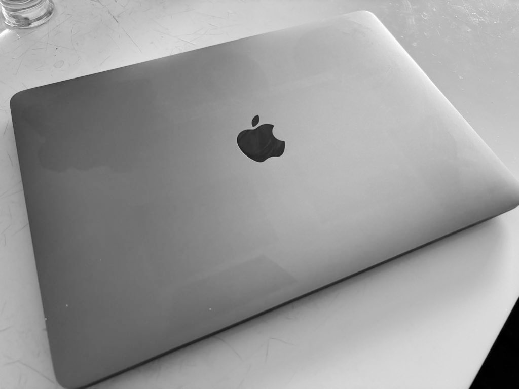 wimpz1007's tweet photo. Macbook壊れたので買い替え
制作がんばりましょう…🥲 https://t.co/zFXfLxQ8w9