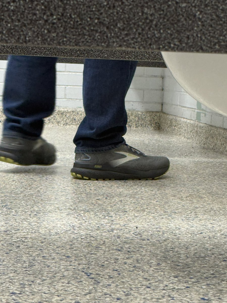 Cameronhs2009's tweet photo. Sneakers. Sneakers & More Sneakers..
#Understall #Sniffies #Restarea https://t.co/NLVsB5xhEJ
