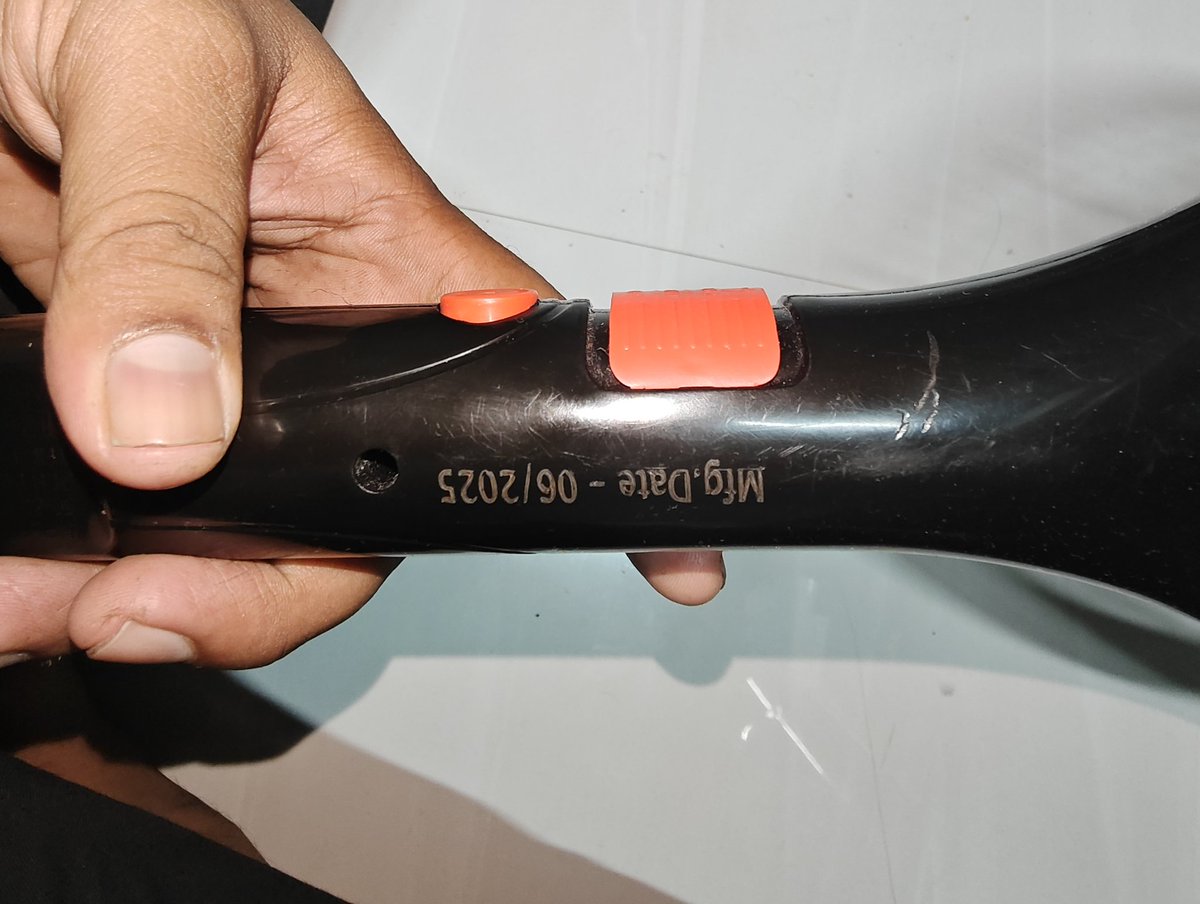 chandpasha193's tweet image. Dear @EvereadyIndia, my recently purchased mosquito bat (Dec 2, 2025) is defective. Both the power button and charging have failed. As it is within the warranty period, I request an urgent replacement. Purchased via @letsblinkit. Awaiting a quick response. #QualityIssue #Eveready