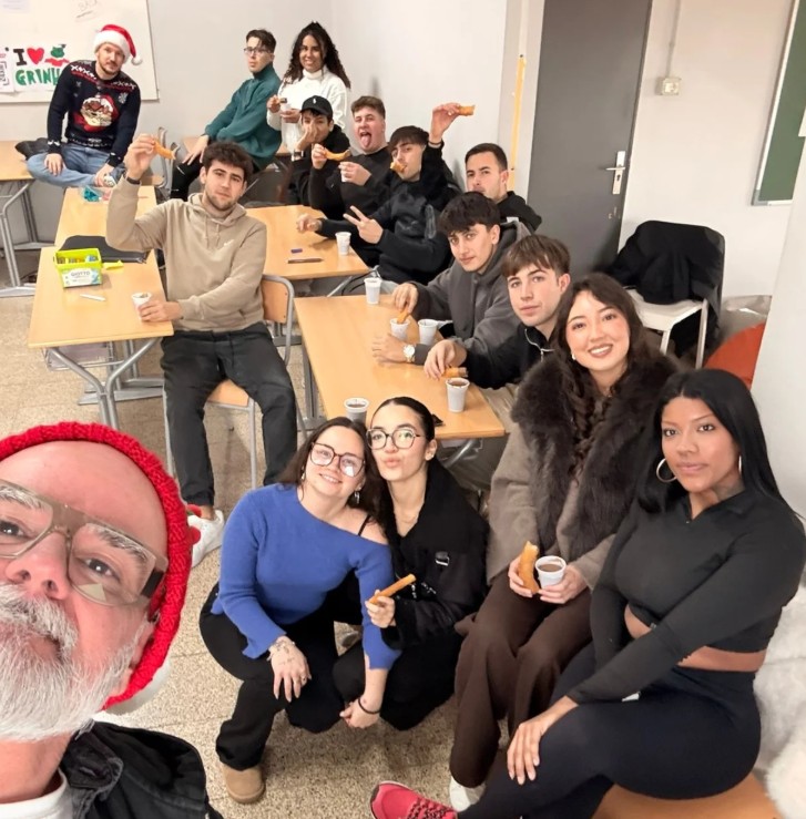 Montserrat_FP's tweet photo. I així va ser el comiat per començar les merescudes vacances de Nadal: Xocolatada, amic invisible, nadales,... un dia de compartir, gaudir i desitjar-nos el millor!!
Ens veiem al gener, estimats/ades alumnes!!! BONES FESTES!!!🎅🎄💫

#FP #somEscolaMontserrat https://t.co/XSdmMFDiLy