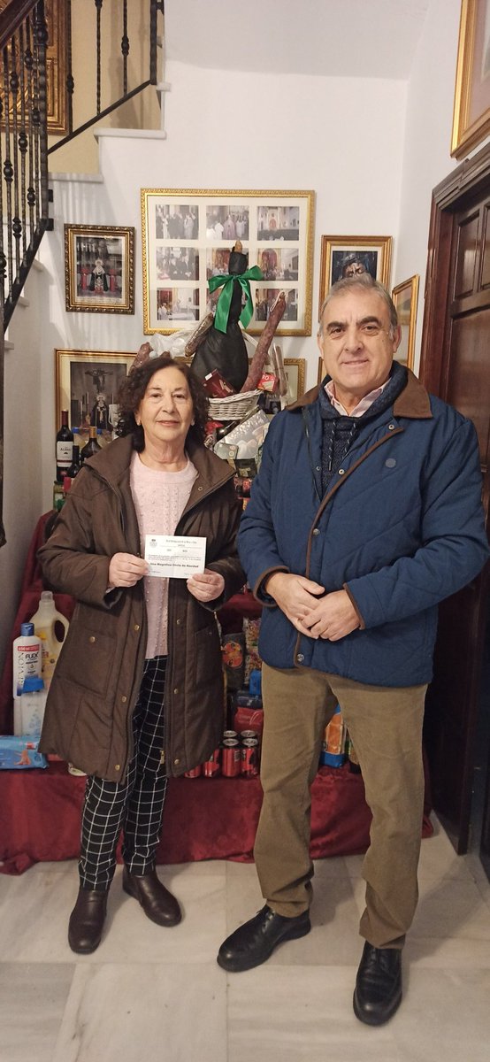 ¡¡PREMIO!!

Ayer se acercaron a nuestra casa hermandad los agraciados en el sorteo de nuestra gran cesta de Navidad para recoger su premio.

Les deseamos a Conchita, Pepe y toda su familia una Feliz Navidad y que disfruten de tan fantástico regalo.