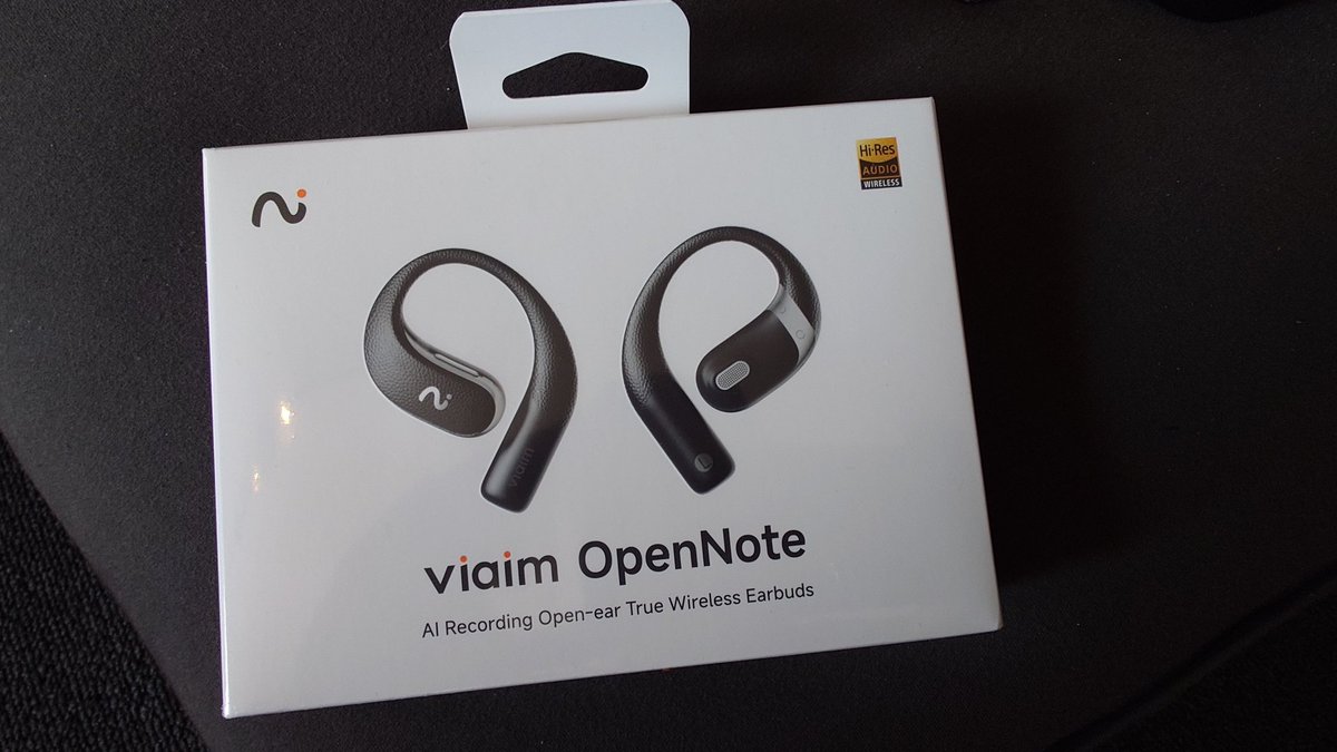 ShinjiMiyawaki's tweet photo. #viaim #OpenNote
ほぼ1ヶ月使ってみた感想
(録音・要約機能についてはどうしてもPlaudNoteとの比較になります)
イヤホンファームウェアバージョン:7.0.0.75
アプリ��ーションバージョン:1.5.2
◎良いところ:
・オープンイヤーイヤホンとして普通に品質が良い
・連続稼働時間が長くほぼ1日着けてられる
・Web会議をそのまま録音できるのでリアルの音声をそのまま拾う必要がない(ノイズも入らない)
・Bluetoothマルチポイントを利用すればPCでのWeb会議をスマホアプリで録音可能
・当然、リアルの音声を拾っての録音もできる(現場録音)
・イヤホン単���でも録音できるので咄嗟に録音したい場合でも対応できる
・外国語翻訳機能の精度がなかなか良い(ベータ版)
・業界専門用語も意外と拾って要約してくれる
・ケース底面がマグネット仕様になっているのでデスクによってはイヤホンから録音する場合固定できて安定する
・ケースが高級感あってカッコイイ
-----------------
△気になる(惜しい)ところ
・アプリから録音した場合、自動で要約まで進むため、文字起こし時間を勝手に消費する(イヤホン録音を除き、録音だけしたい場合どうすのか)
・要約結果がドキュメントとしてエクスポートできない(できるのは文字起こしと録音データのみ)
・要約結果をエクスポートしたい場合、コピーアンドペーストしてメールやTeamsチャットなど、ワンクッション挟む必要がある
・イヤホン録音の際に、開始音���小さい(目立たない)為、ホントに出来てるか不安になる
・固有名詞カスタム辞書機能がない(PlaudNoteにはある。登録しておけば人名/社名ミスが起きにくくなる)
・BluetoothマルチポイントがデフォルトでOFFなので戸惑う
・防水仕様じゃない
・充電時、LEDがすぐに消灯するので状況がわかりにくい
-----------------
色々書きましたが間違いなく良い製品です。
自分はPlaudNoteとの二刀流ですが、
AIボイスレコーダーでどれを買うか悩んだ場合、とりあえずこれを選んでおけば間違いないと思います。
(ひとつだけ選べと言われたらこっちにします)