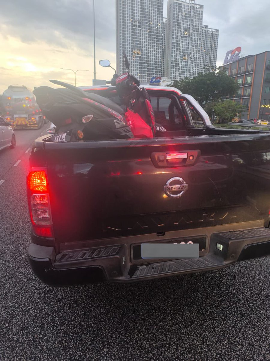 TOLONG SPREAD PLS❗️

My colleague jatuh motor sbb ada kereta tukar lane pastu blah mcm tu je. Member patah tulang lengan

Tarikh : Jumaat 19/12/2025 (6.30pm++)
Lokasi : MRR2 hala cheras (1km+- lepas Lotus Ampang)

Siapa2 ada maklumat hari kejadian boleh pm or hubungi balai polis