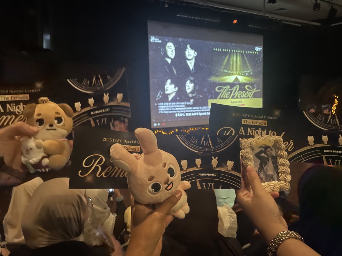 Insar708's tweet image. Sangat amat berterimakasih kepada penyengalara acara nobar day6 tps  @JaDiinProject  dan panitia , dan teman yg sudah memeriahkan venue tempat nobar asli kalian keren bangett . @niar  @ryeinpeach . 
Tenang teman yg lain saya akan posting bbrapa moment d bawah ini,