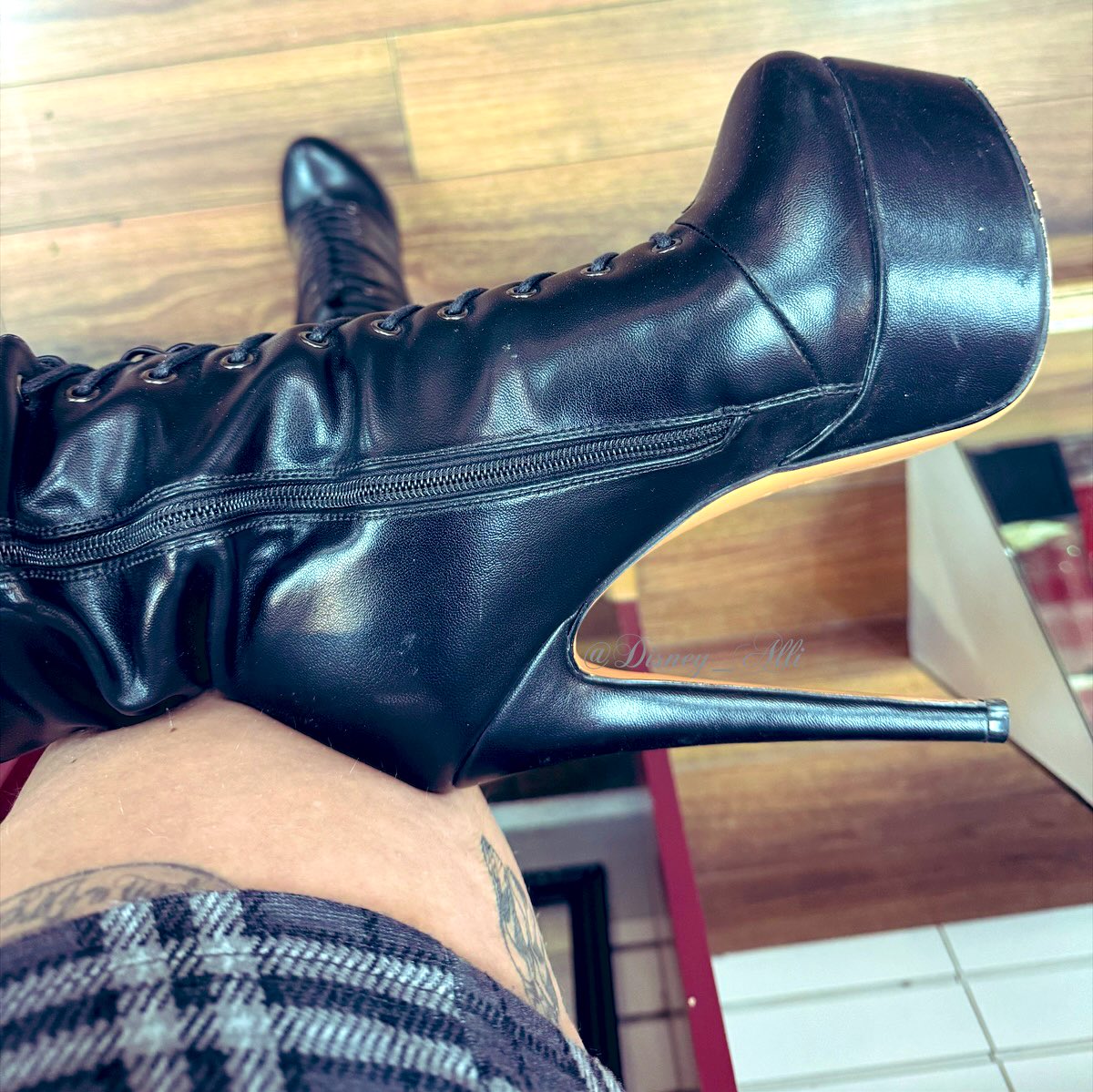 Went with <a href="/onlymaker_shoes/">Onlymaker</a> boots again #shoes #shoefie #shoestagram #shoesoftheday #sotd #outfitoftheday #ootd #highheellife #highheellover #highheeladdict #shoelover #shoeporn #instaheels #heelsporn #heels #highheeledboots #bootlover #bootfreak #bootporn #bootaddict #showoff