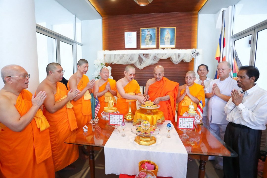 วัดพระธรรมกายกัวลาลัมเปอร์ ประเทศมาเลเซีย จัดพิธีสักการะบูชาพระบรมสารีริกธาตุ ซึ่งได้อัญเชิญมาจากวัดพระธรรมกาย เพื่อน้อมบูชาธรรมเนื่องในวาระอายุวัฒนมงคล 81 ปีหลวงพ่อธัมมชโย dmc.tv/article/33418