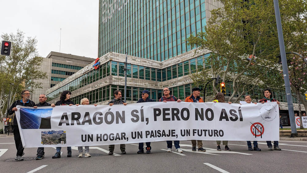 Una protesta ante Forestalia para denunciar la “burbuja renovable” y las sospechas de irregularidades en sus proyectos. La Plataforma 13M convoca concentración este martes en Zaragoza y anuncia acciones legales: arainfo.org/?p=318714

✍️ <a href="/igoiz17/">Iker G. Izagirre</a>