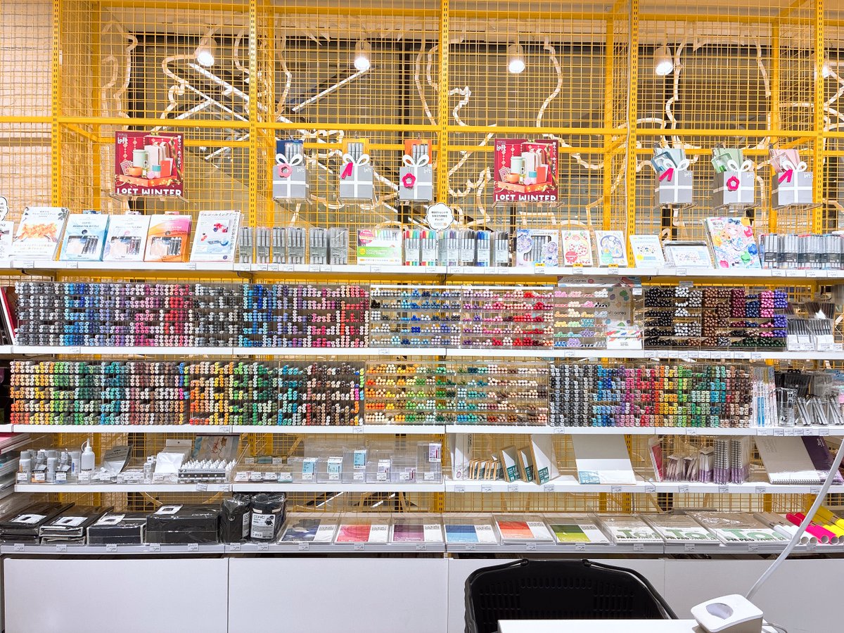 COPIC_Official's tweet photo. コピックの冬のギフトにおすすめなセットが発売中です✨🎁
お店のギフトコーナーのお写真もいただきました❄️
普段はなかなか見られない、遠くのお店のにぎやかな売り場もぜひご覧ください👀🎨

🏬梅田ロフト
🏬池袋ロフト
🏬ハンズ北千住
🏬ハンズ渋谷 https://t.co/2muufC7WoT