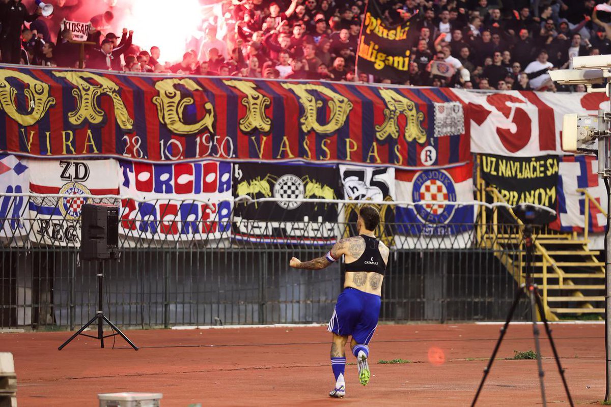 Neviđena i nevjerojatna utakmica.Počela je mirno,jednosmjerna viktorija na jedan gol kakvu odavno priželjkujemo.Ali mi je pretvaramo u teatar.Nastupa kombinacija drame,farse,komedije u kojoj svi sudjeluju.Eto zapleta,u raspletu skoro i tragedija.To je nogomet iHajduk.