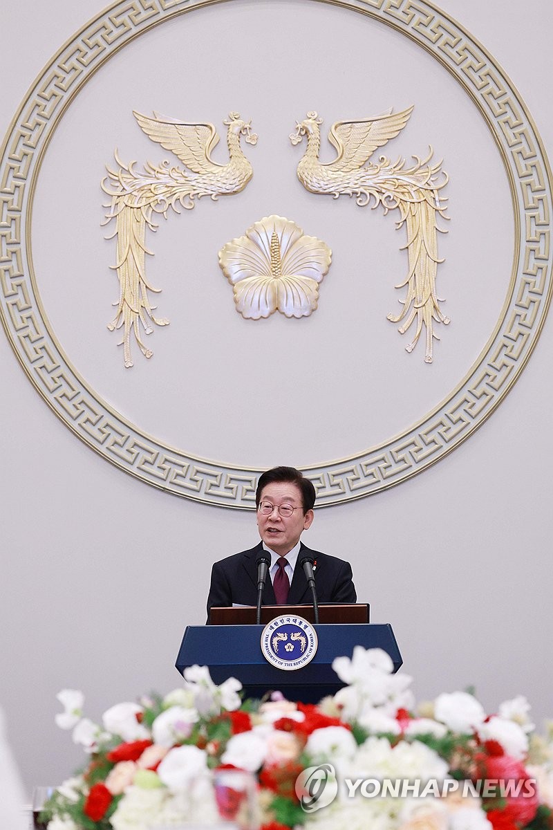jmjmyeolmae's tweet photo. 대통령실 문양이 
넘나 잘 어울리는구나~(*˘︶˘*).｡.:*♡ 
#이재명대통령 https://t.co/4VSBhyb3Jm