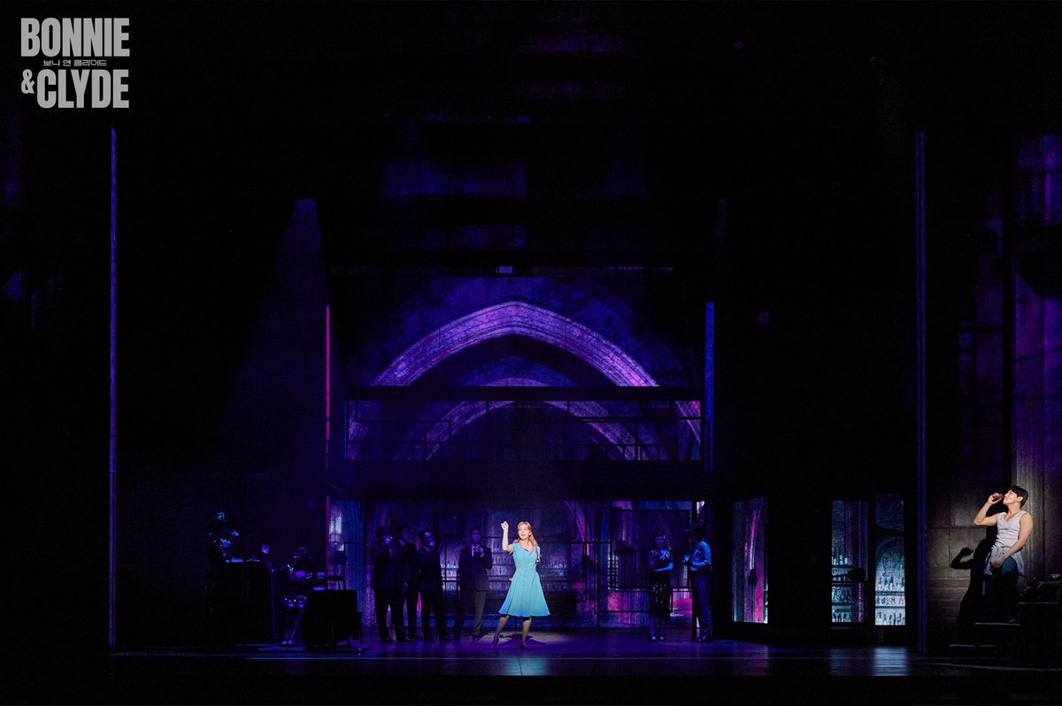 ｜공연사진｜ #보니앤클라이드

𝙈𝙐𝙎𝙄𝘾𝘼𝙇 𝘽𝙊𝙉𝙉𝙄𝙀 𝘼𝙉𝘿 𝘾𝙇𝙔𝘿𝙀💵

𝘾𝙡𝙮𝙙𝙚 𝘽𝙖𝙧𝙧𝙤𝙬 #조형균
𝘽𝙤𝙣𝙣𝙞𝙚 𝙋𝙖𝙧𝙠𝙚𝙧 #옥주현

뮤지컬 <보니 앤 클라이드>
2025.12.11-2026.03.02
홍익대 대학로 아트센터 대극장