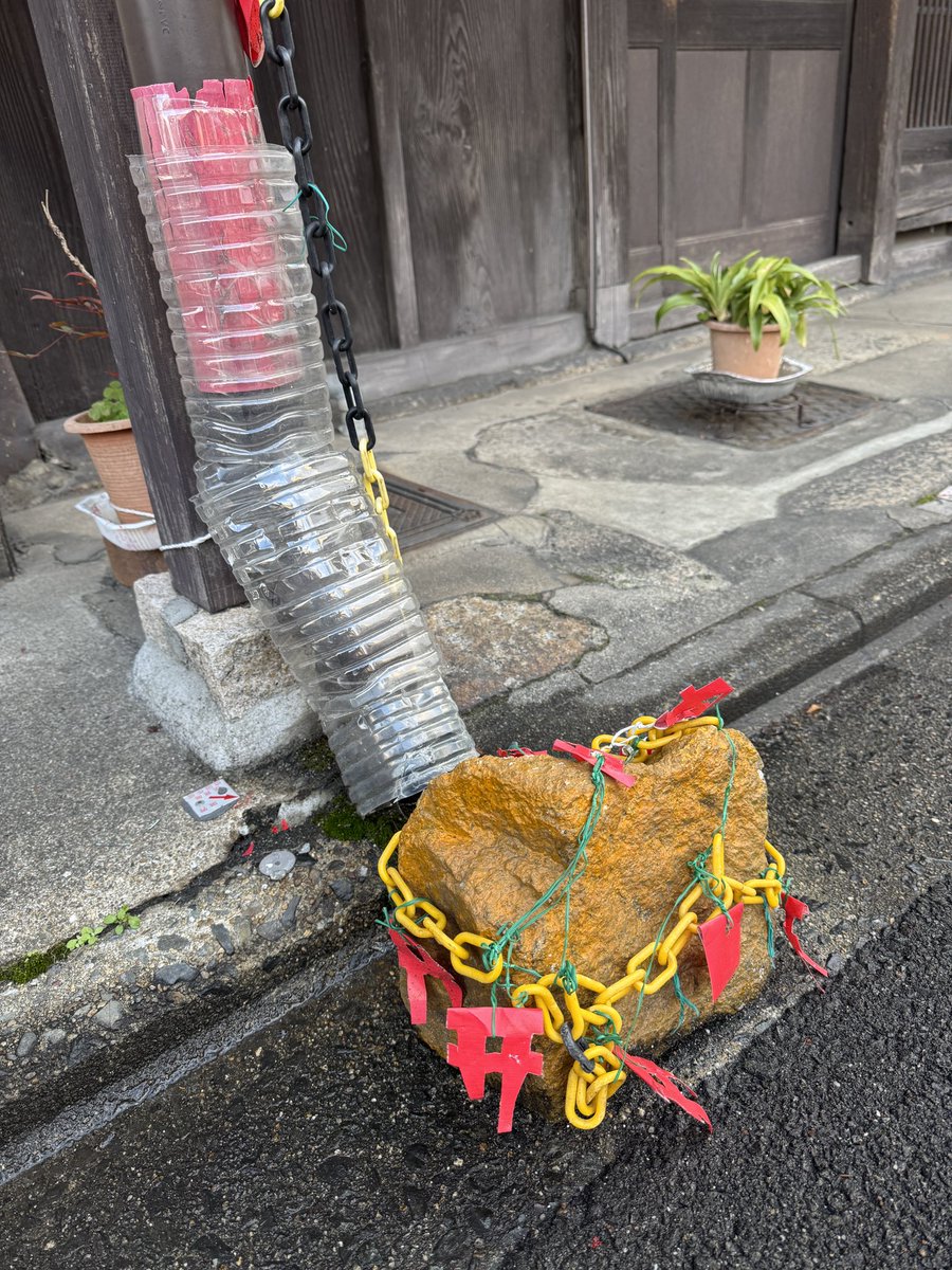 どっかに落ちてた石に絵書いたやつ かわいいイケズ石を カワイケズ石と名づけたいです