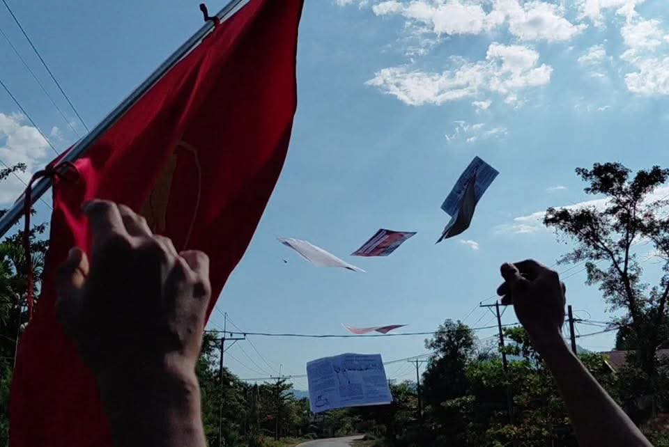 HtetHtet394838's tweet photo. Defying daily attacks from the illegitimate regime change, the DDMSC held a brave anti-coup demonstration in Tanintharyi Region today. Their poster read: "March bravely on the federal road, boycott the fake election."
#DaweiProtest
#2025Dec21Coup
#WhatsHappeningInMyanmar https://t.co/qsXPbVjFKQ