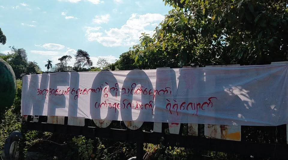 HtetHtet394838's tweet photo. Defying daily attacks from the illegitimate regime change, the DDMSC held a brave anti-coup demonstration in Tanintharyi Region today. Their poster read: "March bravely on the federal road, boycott the fake election."
#DaweiProtest
#2025Dec21Coup
#WhatsHappeningInMyanmar https://t.co/qsXPbVjFKQ