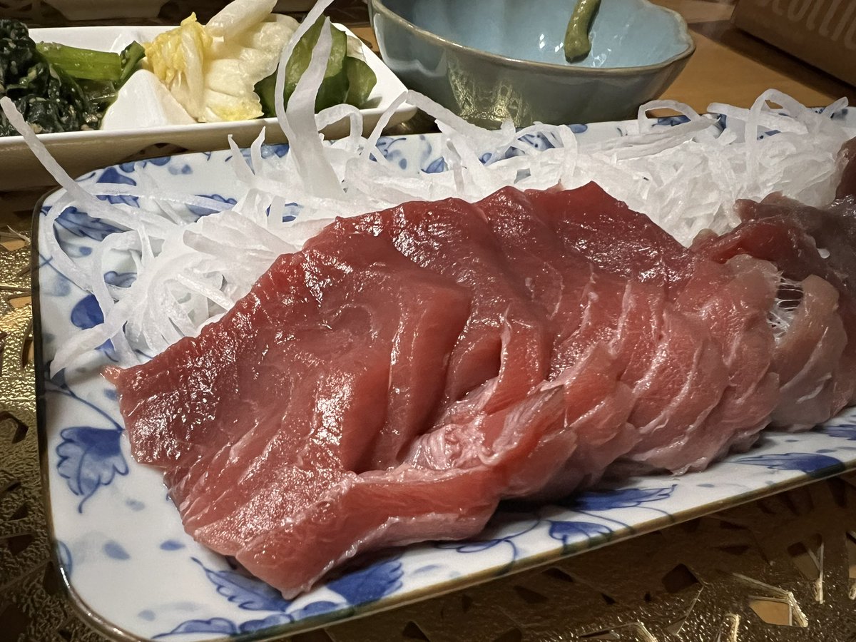 知り合いの社長から、マグロ🐟をブロックで貰ったw 200kg超えのマグロ🐟を釣って🎣皆にお裾分けしたらしい。

マグロ🐟の切り方がわからなくて、 YouTubeで検索したw 中々の量あるので、半冷凍🥶激ウマすぎる😭北海道って最高✨

#マグロ #マグロ釣り #どこの部位 #刺身
#マグロの刺身 #脂乗ってる