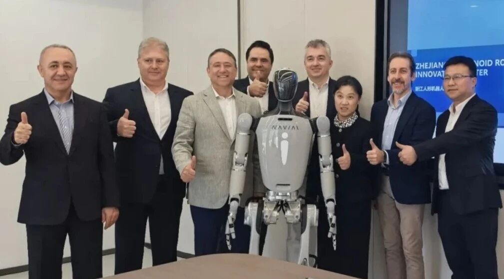 HAISHULOU's tweet image. Wow! The "Navigator 2" humanoid robot from Haishu has been crushing it at BEKO's Turkish factory for 4 months! It's China's first self-deciding robot to go global, setting the stage for a robot revolution! 🤖💥 #RobotGoGlobal #HaishuPride #TechBreakthrough