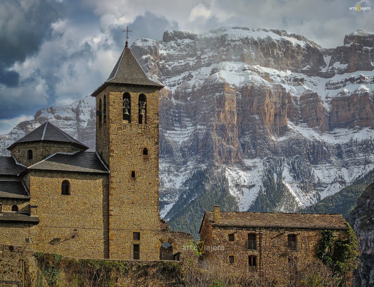 arteviajero_com's tweet image. Torla (Huesca), uno de los pueblos más bonitos de Aragon y más con nieve ❄️
Situado en la entrada natural al Parque Nacional de Ordesa y Monte Perdido.
Entre sus monumentos destacamos su iglesia de origen románico
#FelizLunes #BuenosDias