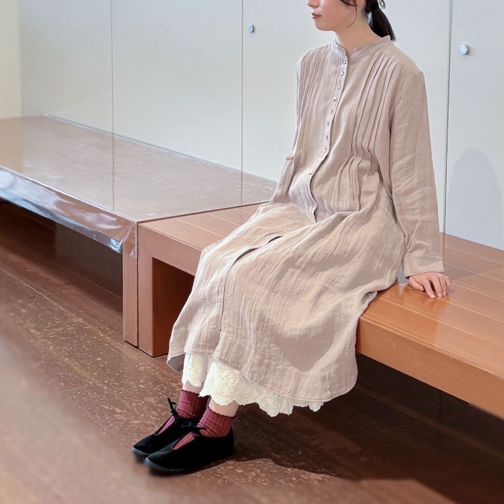 スタンドネックピンタックワンピース】 スタンドネックのすっきりと