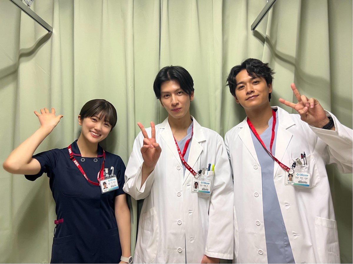◤◢◤📸𝐨𝐟𝐟 𝐬𝐡𝐨𝐭📸◢◤◢

都築先生、夏井先生、看護師・泉の3人で✌
撮影2日目での3ショットですが、
既に仲良しな様子の皆さんでした✨

公式Instagramでは別カットも公開中📸

『#顔のない患者 -救うか、裁くか-』
2026年1月8日(木)深夜スタート🫣
#長谷川慎 #井上想良 #樋口日奈