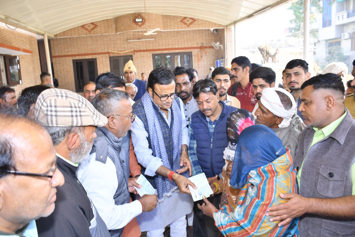 बनवारीलाल धानक गांव पुनरास तारानगर चूरू के पुत्र सोहनलाल, कृष्ण कुमार और पौत्र संजय कुमार की नहर में डूबने से हुई मृत्यु उपरांत आज मुख्यमंत्री सहायता कोष से पीड़ित परिजन सावित्री देवी पत्नी बनवारीलाल धानक को चार लाख रुपए का चेक एवं मुकेश देवी पत्नी कालुराम धानक को दो लाख रुपए की