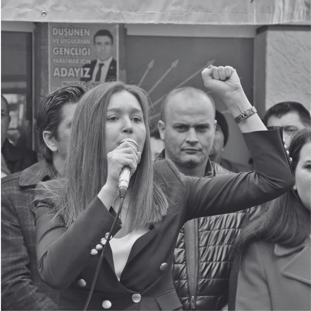 Hayatını kaybeden Gülşah Durbay'ın annesi Fatma Durbay konuştu: 

"Hep iyi olacağını düşünüyordu. 

Kemoterapi sonrası hastanede kalması gerektiğinde bile önce eve gelip, ertesi gün belediyeye gidiyordu. 

Serum takılıyken bile misafirlerini odasında ağırlıyordu."