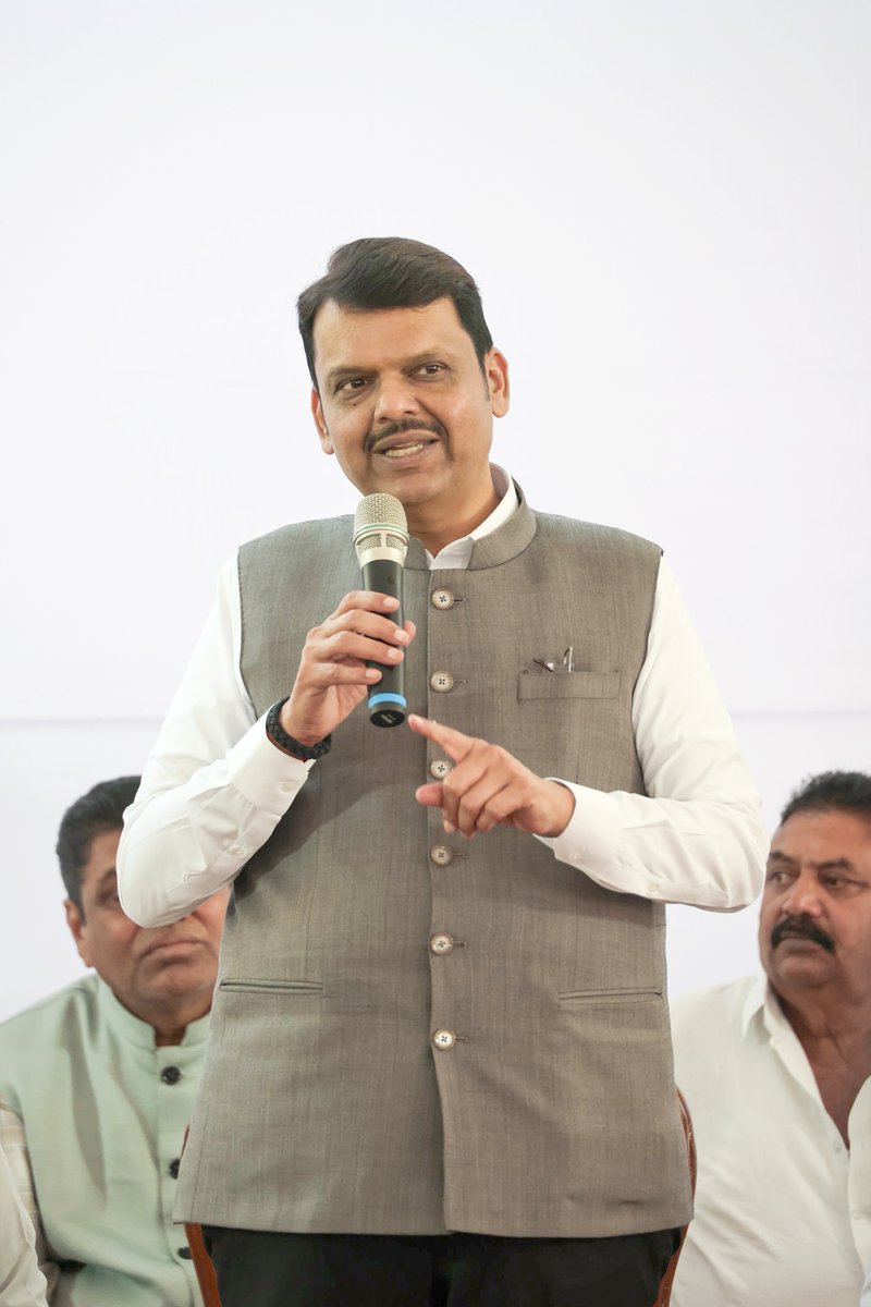 Devendra_Office's tweet image. 🔸CM Devendra Fadnavis interacts with the newly elected NagarAdhyaksha and NagarSevaks, office bearers and Karyakartas of BJP in Nagpur.
Minister Chandrashekhar Bawankule, MLA Dr. Ashish Deshmukh and other dignitaries were also present. 

🔸मुख्यमंत्री देवेंद्र फडणवीस यांचा…