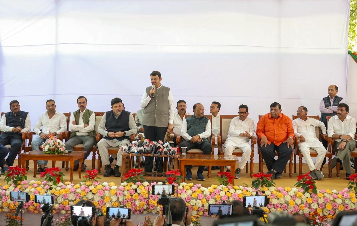 Devendra_Office's tweet image. 🔸CM Devendra Fadnavis interacts with the newly elected NagarAdhyaksha and NagarSevaks, office bearers and Karyakartas of BJP in Nagpur.
Minister Chandrashekhar Bawankule, MLA Dr. Ashish Deshmukh and other dignitaries were also present. 

🔸मुख्यमंत्री देवेंद्र फडणवीस यांचा…