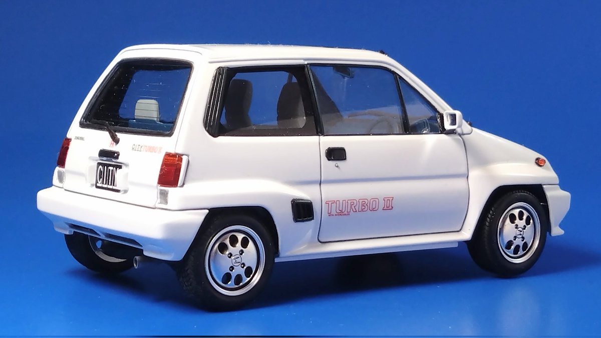 yos_kaw's tweet image. 先日完成したタミヤのシティターボII、きちんと撮影しました。ターボと同じく多く弄ってはいませんが、モールド処理だったフロントバンパーウインカーやフォグランプ、サイドマーカー、バックランプをUVクリアレジンで透明化しています。