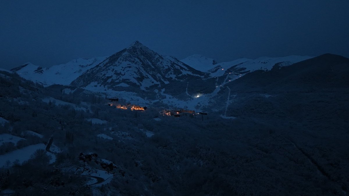 22 de diciembre; Benasque y Cerler amanecen bajo una bonita nevada ❄️❤️
Navidades blancas!!! <a href="/tiempobrasero/">Tutiempo</a>  <a href="/HimarGonzalez/">Himar González</a> <a href="/Tiempo_Mercedes/">Mercedes Martín</a> <a href="/sibilafc/">Silvia Ferrer</a> <a href="/AEMET_Esp/">AEMET</a>