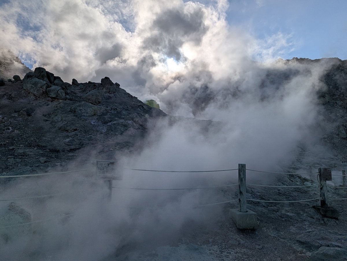 很懷念阿寒湖 硫磺山之旅，四處烽煙四起

遠看還以為是火山爆發，白白的是地熱噴出來的蒸汽，感受那份壓力，其實是挺危險