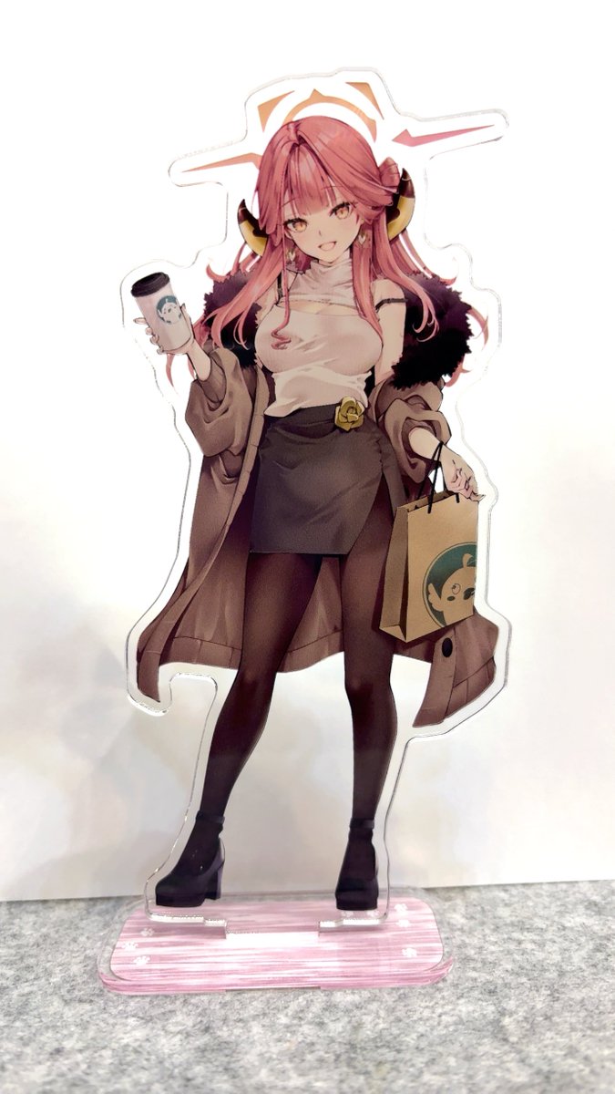 新刊セットに入るおでかけアルちゃんのアクスタサンプルです🛍️ 15㌢位の大きさ、プレートくり抜きタイプです ⊂(`・ω・')⊃ 