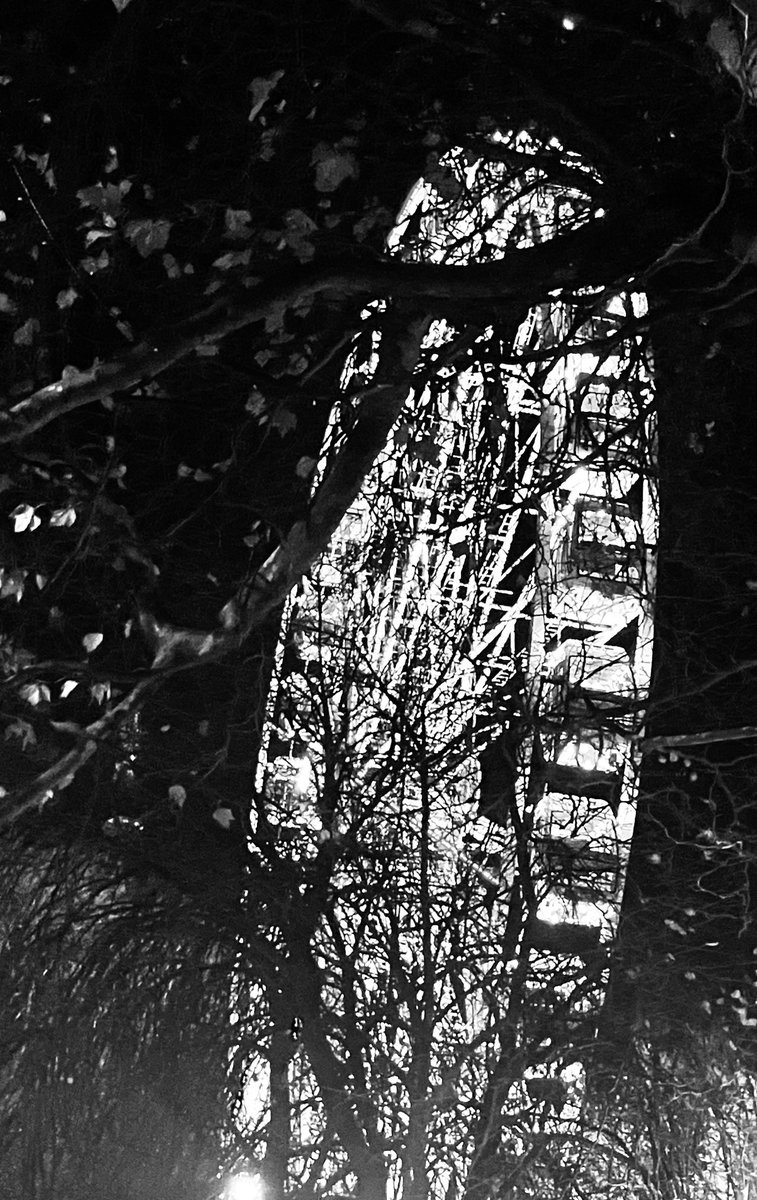 iancampbell251's tweet image. #monochromemonday
#blackandwhitephotography
#visitedinburgh
#christmas