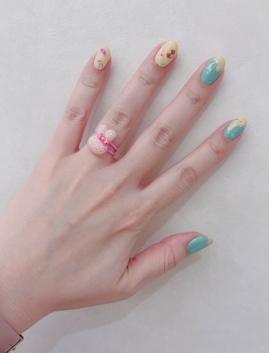 LinRenR's tweet image. カラフルスイーツネイルにしてみた😆✨✨✨🍬
むらなく塗るの大変なカラーでしたわ😭✨✨
#セルフネイル