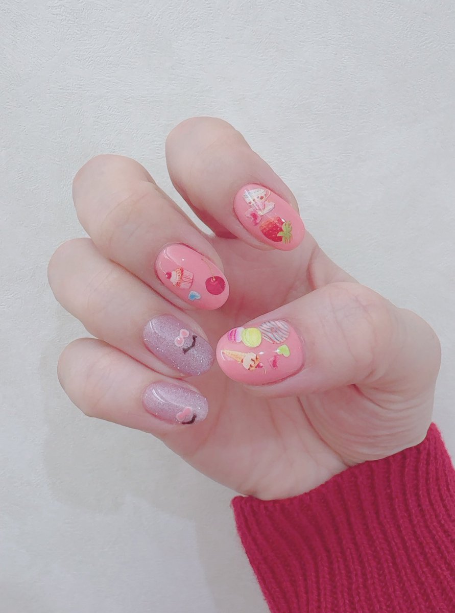 LinRenR's tweet image. カラフルスイーツネイルにしてみた😆✨✨✨🍬
むらなく塗るの大変なカラーでしたわ😭✨✨
#セルフネイル
