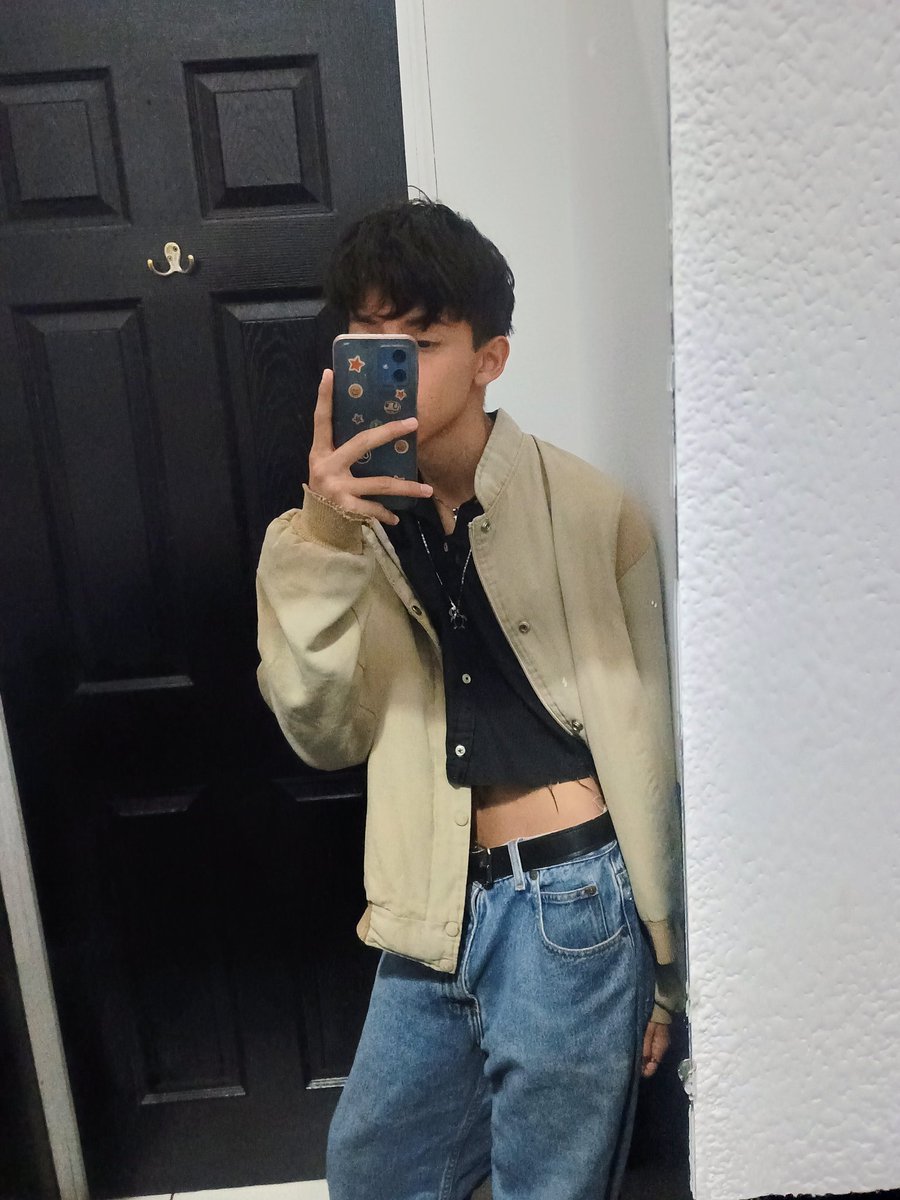 h87488's tweet photo. Who doesn't like wearing crop tops? https://t.co/4iLb8wicNr